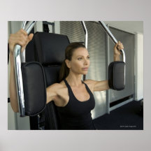 Mujer que se resuelve en un gimnasio impresiones