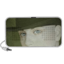mujer y locutor verde del gorra notebook altavoces