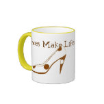 Mujeres que aman los zapatos del tacón alto tazas