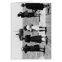 Mujeres y niños en el muelle tarjetas