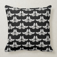 Multitud de la almohada blanca de las palomas del 