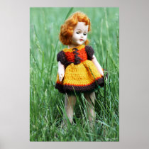 Muñeca antigua hermosa con el vestido viejo del ga posters