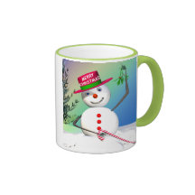 Muñeco de nieve del navidad que sostiene el muérda taza
