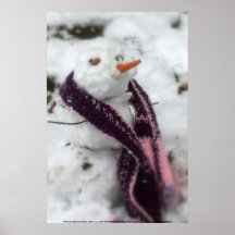 muñeco de nieve en una bufanda rosada poster