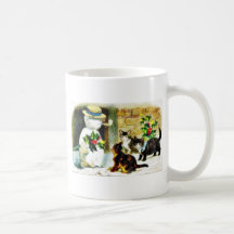 Muñeco de nieve que se coloca con las hojas y los  tazas de café