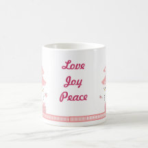 Muñecos de nieve por un árbol de navidad rosado taza de café