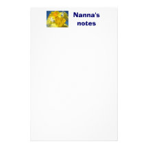Nann'a observa las flores del narciso de la natura  papeleria