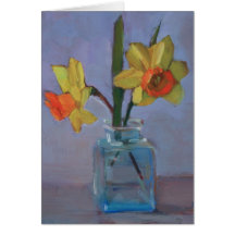 Narcisos amarillos en el florero de cristal tarjeta