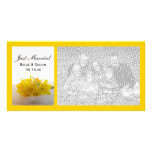 Narcisos amarillos en tarjeta casada de la foto de tarjetas fotograficas 