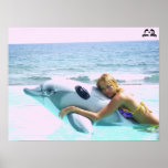 Natación de Lotti B con el poster del delfín