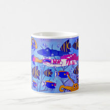 Natación del gato con los pescados tazas de café