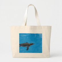 Natación del pingüino en la piscina bolsas de mano