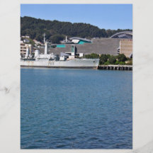 Nave atada para arriba en la bahía - waterscape tarjetón