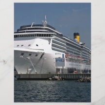 Nave grande satcked en puerto tarjetón