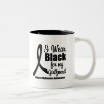 Negro del desgaste del melanoma I para mi novia Taza