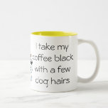 Negro divertido del café con la taza del pelo de p