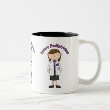 Niña futura del pediatra tazas de café