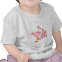 Niña rosada de la cigüeña camisetas