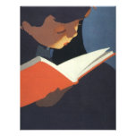 ¡Niño del vintage que lee un libro, de nuevo a tie Comunicado