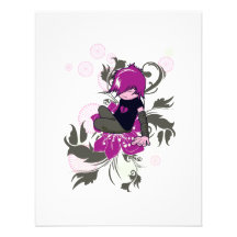 niño lindo del emo que se sienta en una flor comunicado personalizado