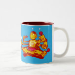 Niño más allá de la taza del robot