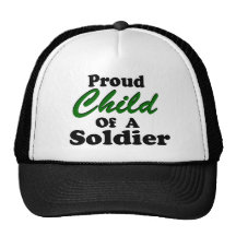 Niño orgulloso de un soldado gorro