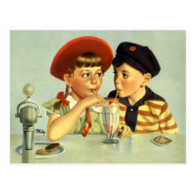 Niños, muchacho y chica del vintage compartiendo u tarjetas postales