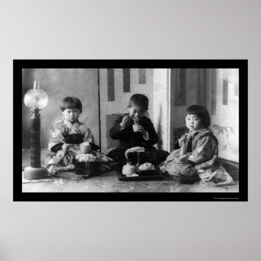 Niños que comen en Japón 1909 Posters