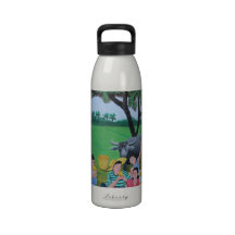 Niños que comen la botella de los mangos botella de agua