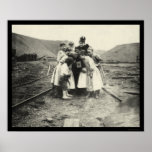 Niños que examinan una cámara 1902 de Kodak Poster