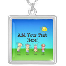Niños que juegan al aire libre en un día soleado joyeria personalizada