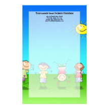 Niños que juegan al aire libre en un día soleado papelería de diseño