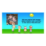 Niños que juegan al aire libre en un día soleado tarjeta fotografica personalizada