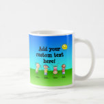 Niños que juegan al aire libre en un día soleado taza de café