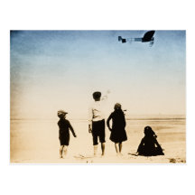Niños que miran el aeroplano en la playa tarjetas postales