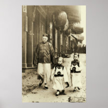 Niños vestidos para la visita del Año Nuevo Poster