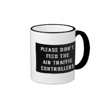 No alimente por favor los controladores aéreos taza de café