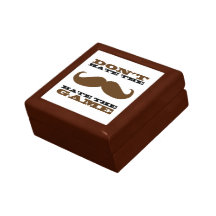 No odie la caja de regalo del bigote