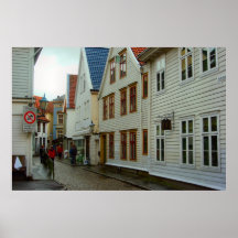 Noruega, Bergen, casas de madera y una calle cobbl Poster