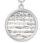 Notas musicales blancos y negros collar