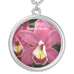Novia de la orquídea y collar rosados del novio