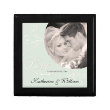 Novia del boda y caja de regalo del recuerdo de la