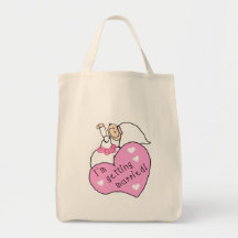 Novia futura con las camisetas y los regalos del c bolsas