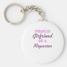 Novia orgullosa de un reportero llavero personalizado