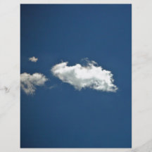 Nube blanca mullida en el cielo azul profundo tarjetas publicitarias