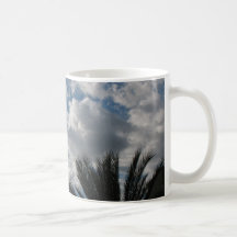 Nubes con una palmera taza