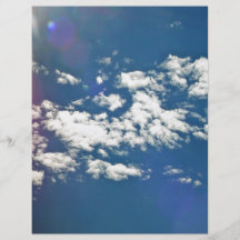 Nubes de cirro con la llamarada de la lente flyer a todo color