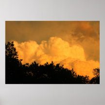 Nubes de la tempestad de truenos en la puesta del  posters