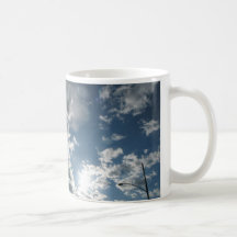 Nubes en la ciudad taza