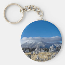 Nubes hoovering sobre los picos de montaña llaveros personalizados